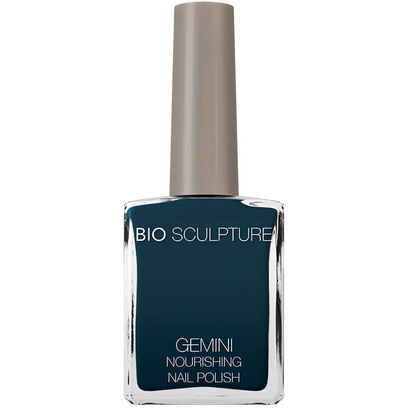 0319 At High Tide - GEMINI GEMINI GEMINI NagellackEin tiefes Blau mit einem Hauch von Schwarz. Dieser faszinierende Farbton spiegelt die Tiefen der geheimnisvollen Gewässer Englands wider und verleiht jedem Look einen Hauch von Raffinesse. Hergestellt in