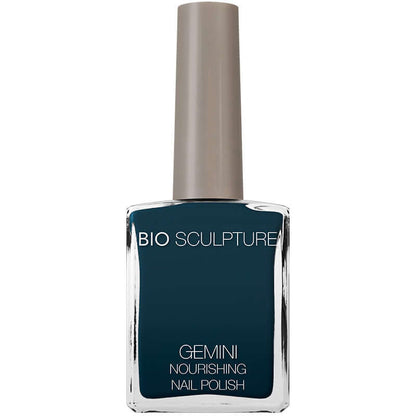 0319 At High Tide - GEMINI GEMINI GEMINI NagellackEin tiefes Blau mit einem Hauch von Schwarz. Dieser faszinierende Farbton spiegelt die Tiefen der geheimnisvollen Gewässer Englands wider und verleiht jedem Look einen Hauch von Raffinesse. Hergestellt in