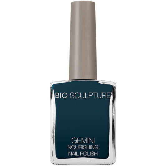 0319 At High Tide - GEMINI GEMINI GEMINI NagellackEin tiefes Blau mit einem Hauch von Schwarz. Dieser faszinierende Farbton spiegelt die Tiefen der geheimnisvollen Gewässer Englands wider und verleiht jedem Look einen Hauch von Raffinesse. Hergestellt in