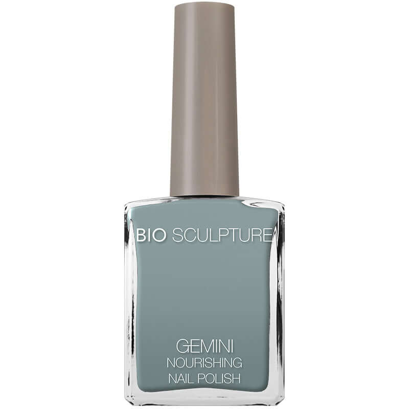 0320 For the Love of Evergreen - GEMINI GEMINI GEMINI NagellackEin Khakigrün mit einem blau-gelben Unterton, dieser Farbton ist eine Hommage an Englands üppige Wälder und Heidelandschaften und bietet einen zeitlosen Farbton, der über alle Jahreszeiten hin