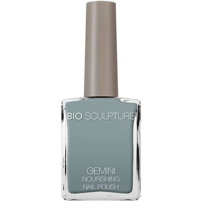 0320 For the Love of Evergreen - GEMINI GEMINI GEMINI NagellackEin Khakigrün mit einem blau-gelben Unterton, dieser Farbton ist eine Hommage an Englands üppige Wälder und Heidelandschaften und bietet einen zeitlosen Farbton, der über alle Jahreszeiten hin