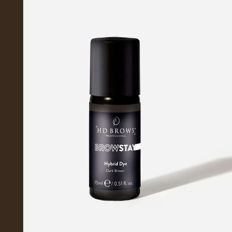 BrowStay Hybrid Dye BrowStay Hybrid BrowStay Hybrid Dye Der BrowStay Hybrid Dye ist eine professionelle flüssige Hybridtönung, die 100 % vegan und 100 % hennafrei ist. Kreieren Sie den unverwechselbaren, definierten Hybrid-Stil mit langanhaltenden Ergebni