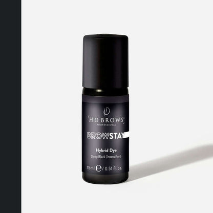 BrowStay Hybrid Dye BrowStay Hybrid BrowStay Hybrid Dye Der BrowStay Hybrid Dye ist eine professionelle flüssige Hybridtönung, die 100 % vegan und 100 % hennafrei ist. Kreieren Sie den unverwechselbaren, definierten Hybrid-Stil mit langanhaltenden Ergebni
