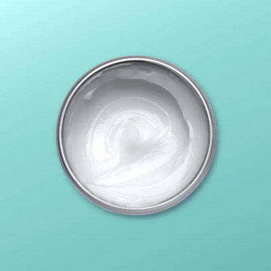 LVL CeraLash Balm LVL Cera Stark haftender Haftbalsam zum Fixieren der Wimpern am Schutzschild in Schritt 1 Ihrer LVL-Behandlungen. Angereichert mit pflegenden Inhaltsstoffen. Pro Dose reicht das Produkt für bis zu 95 Behandlungen. Dieses Produkt ist von