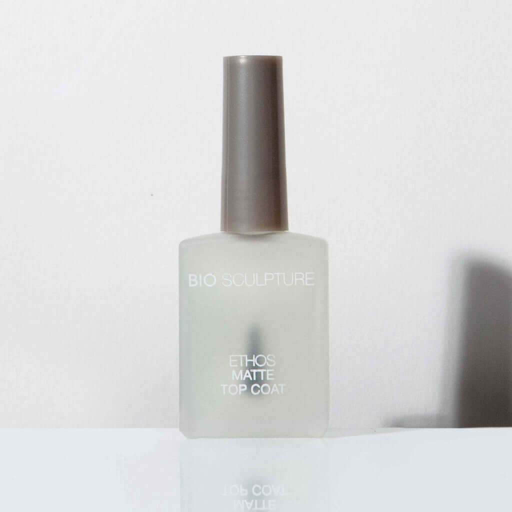 0326 Ethos Matte Top Coat ETHOS ETHOS Matte Top Coat Verwandeln Sie Ihre Maniküre im Handumdrehen mit unserem matten Überlack in limitierter Auflage NageltypAlle Nageltypen MerkmaleDecklack der Wahl zum Abschluss der Nagelbehandlung mit der GEMINI-Nagella