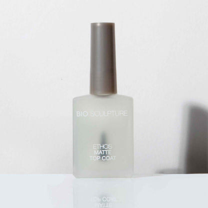 0326 Ethos Matte Top Coat ETHOS ETHOS Matte Top Coat Verwandeln Sie Ihre Maniküre im Handumdrehen mit unserem matten Überlack in limitierter Auflage NageltypAlle Nageltypen MerkmaleDecklack der Wahl zum Abschluss der Nagelbehandlung mit der GEMINI-Nagella