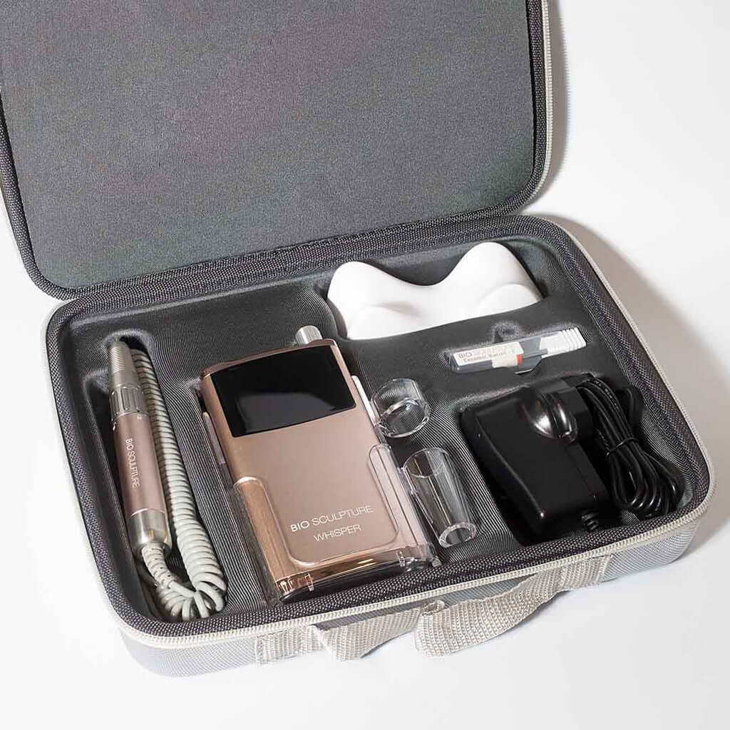 Whisper E-File Rose Gold Nagelfräser & Tools Die Whisper-Technologie reduziert Vibrationen und Geräusche und verfügt über ein modernes, elegantes, tragbares Design, das leicht und einfach zu bedienen ist. Jede E-Feile von Bio Sculpture wird mit einem Kera