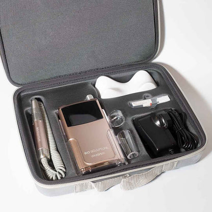 Whisper E-File Rose Gold Nagelfräser & Tools Die Whisper-Technologie reduziert Vibrationen und Geräusche und verfügt über ein modernes, elegantes, tragbares Design, das leicht und einfach zu bedienen ist. Jede E-Feile von Bio Sculpture wird mit einem Kera
