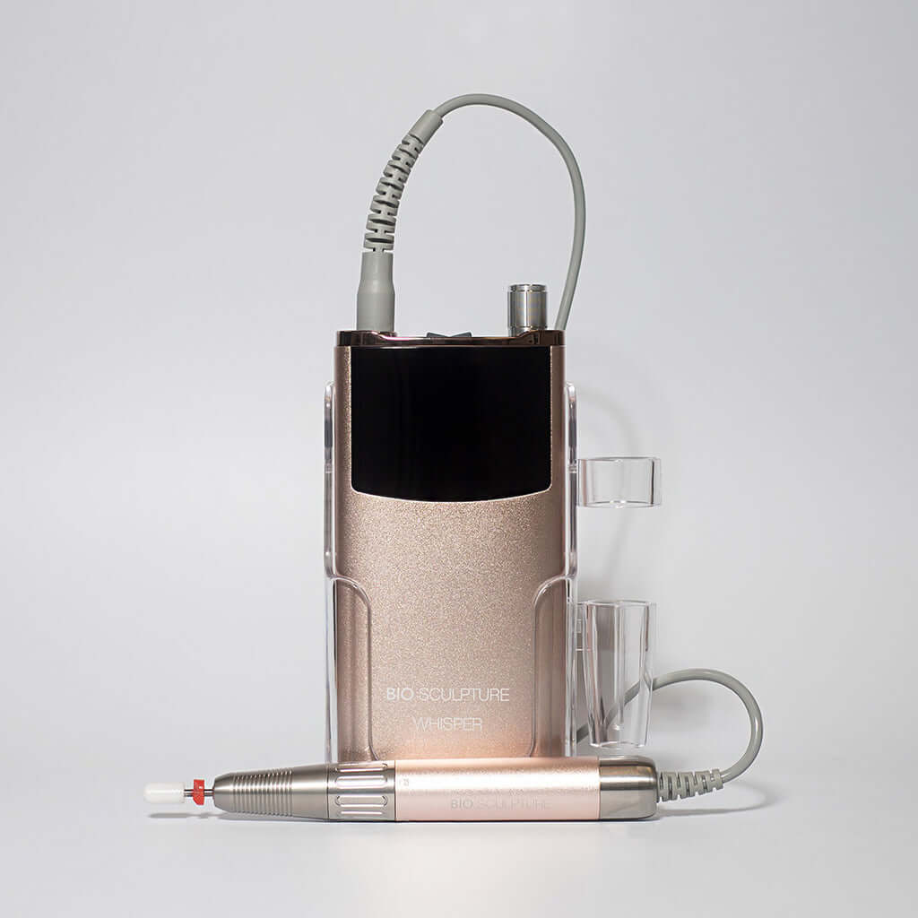 Whisper E-File Rose Gold Nagelfräser & Tools Die Whisper-Technologie reduziert Vibrationen und Geräusche und verfügt über ein modernes, elegantes, tragbares Design, das leicht und einfach zu bedienen ist. Jede E-Feile von Bio Sculpture wird mit einem Kera