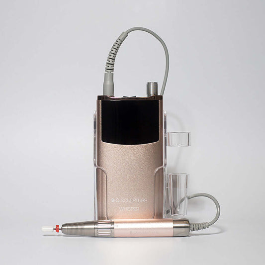 Whisper E-File Rose Gold Nagelfräser & Tools Die Whisper-Technologie reduziert Vibrationen und Geräusche und verfügt über ein modernes, elegantes, tragbares Design, das leicht und einfach zu bedienen ist. Jede E-Feile von Bio Sculpture wird mit einem Kera