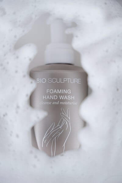 Foaming Hand Wash - SPA SPA Als perfekte Vorbereitung auf die Hand & Body Lotion reinigt diese nach wilder Geranie duftende Handseife die Haut sanft, ohne sie auszutrocknen. 0.5 und 1 Liter mit Dispenser Bio Sculpture