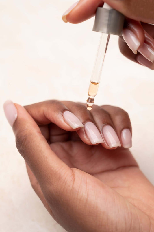 0302 Almond Oil - ETHOS ETHOS ETHOS ALMOND OIL ist ein hochwertiges Pflegeöl mit Mandel-Extrakt, das eine ideale Wirkung bei der Behandlung trockener Nägel und Nagelhaut erzielt. Und ebenso ideal lässt sich ETHOS ALMOND OIL im Salon zur Gesunderhaltung de