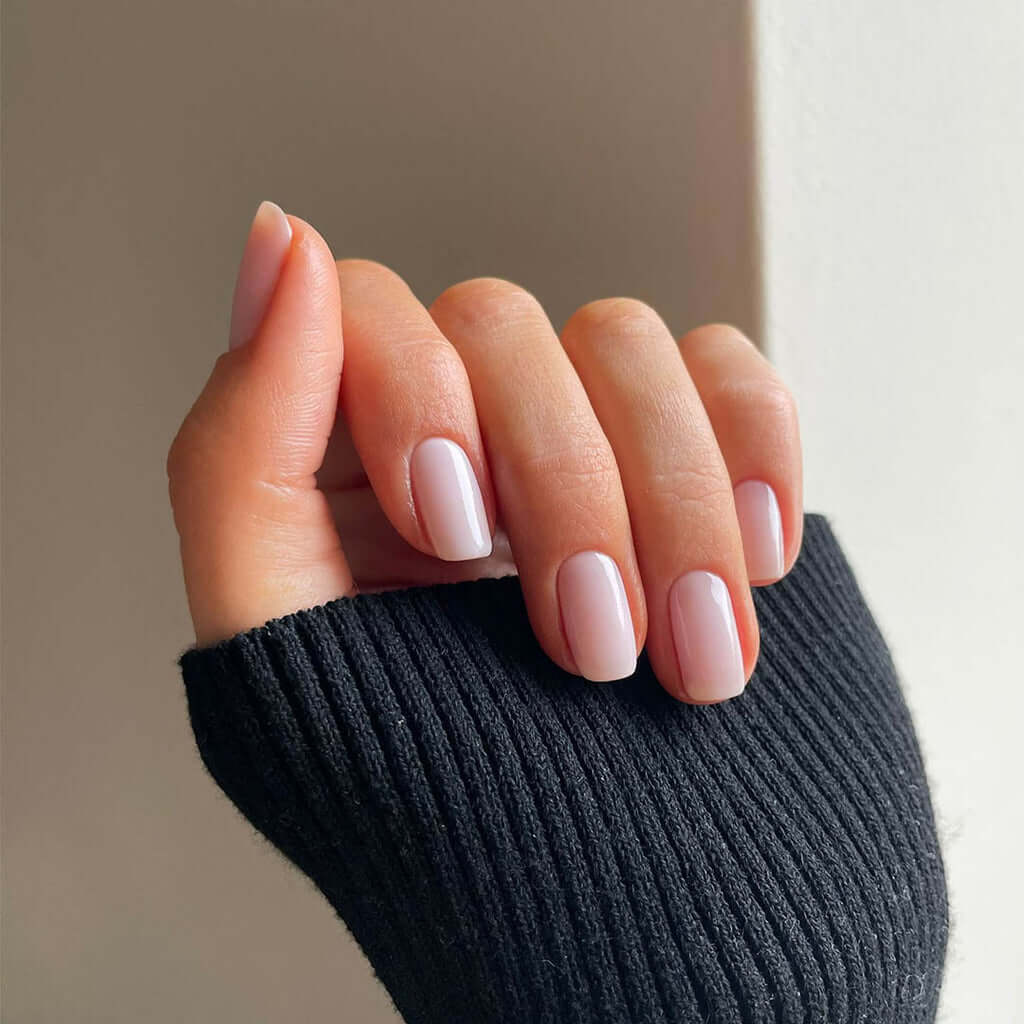 BIOGEL Flutter By Collection BIOGEL Mit unserer bezaubernden Flutterby-Kollektion können Sie Ihren inneren Schmetterling zum Vorschein bringen. Zarte Farbtöne und schillernde Oberflächen flattern auf Ihre Nägel und kreieren einen skurrilen und ätherischen