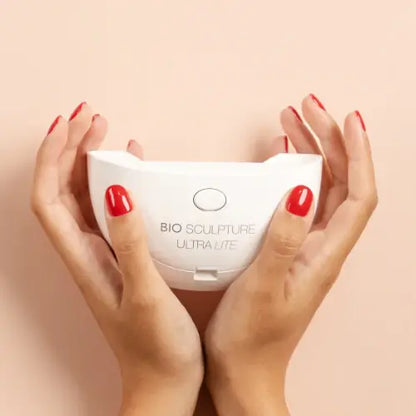 ULTRA Lite Unit LED Lampen Überall einsetzbar, sei es im Salon oder to go! Unsere brandneue Mini-Ultra Nagelhärtungslampe vereint Eleganz und Portabilität als perfekte Ergänzung unserer Produktpalette. Ausgestattet mit einer USB-Stromversorgung, einer sch