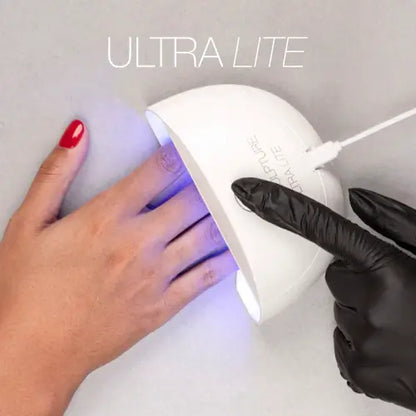 ULTRA Lite Unit LED Lampen Überall einsetzbar, sei es im Salon oder to go! Unsere brandneue Mini-Ultra Nagelhärtungslampe vereint Eleganz und Portabilität als perfekte Ergänzung unserer Produktpalette. Ausgestattet mit einer USB-Stromversorgung, einer sch