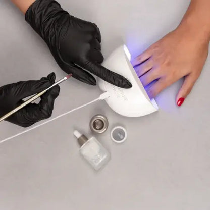 ULTRA Lite Unit LED Lampen Überall einsetzbar, sei es im Salon oder to go! Unsere brandneue Mini-Ultra Nagelhärtungslampe vereint Eleganz und Portabilität als perfekte Ergänzung unserer Produktpalette. Ausgestattet mit einer USB-Stromversorgung, einer sch