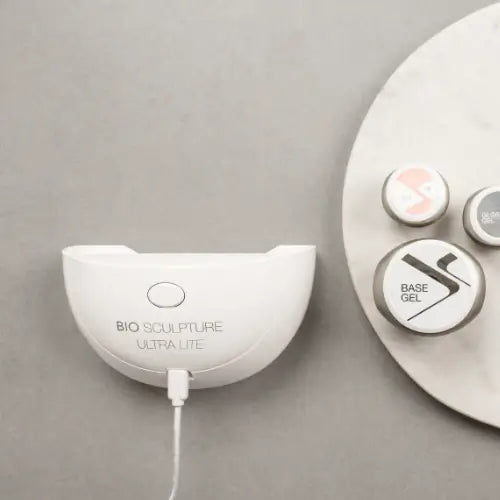 ULTRA Lite Unit LED Lampen Überall einsetzbar, sei es im Salon oder to go! Unsere brandneue Mini-Ultra Nagelhärtungslampe vereint Eleganz und Portabilität als perfekte Ergänzung unserer Produktpalette. Ausgestattet mit einer USB-Stromversorgung, einer sch