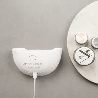 ULTRA Lite Unit LED Lampen Überall einsetzbar, sei es im Salon oder to go! Unsere brandneue Mini-Ultra Nagelhärtungslampe vereint Eleganz und Portabilität als perfekte Ergänzung unserer Produktpalette. Ausgestattet mit einer USB-Stromversorgung, einer sch