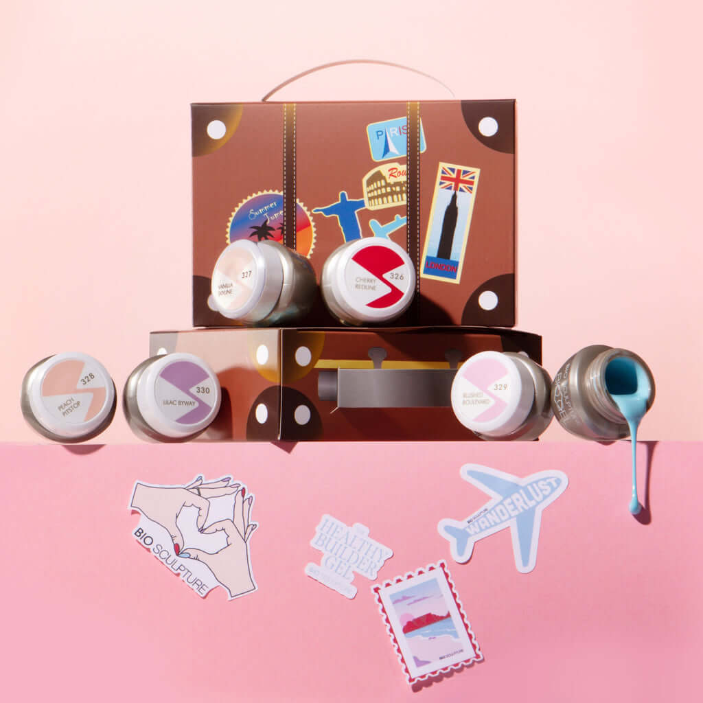 The Wanderlust Collection Wanderlust steht für die starke Sehnsucht nach Reisen und Entdeckungen. Mit sechs neuen Farbtönen – von leuchtendem Rot über pfirsichfarbenes Pink bis hin zu ruhigem Blau – verkörpert diese Kollektion die Essenz von Abenteuer und