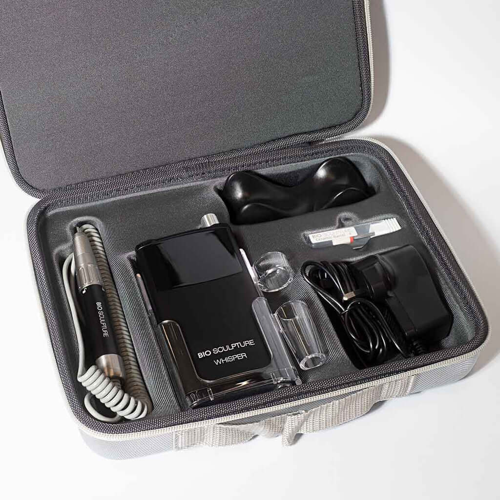 Whisper E-File Schwarz Nagelfräser & Tools Die Whisper-Technologie reduziert Vibrationen und Geräusche und verfügt über ein modernes, elegantes, tragbares Design, das leicht und einfach zu bedienen ist. Jede E-Feile von Bio Sculpture wird mit einem Kerami
