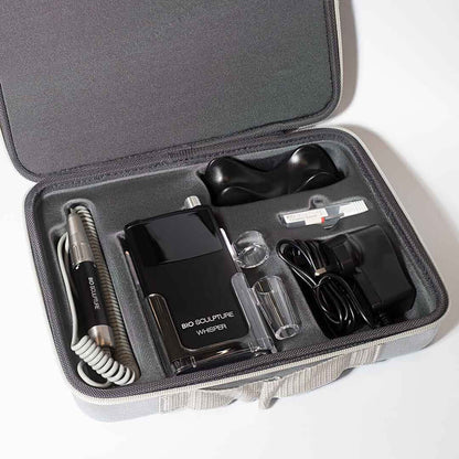 Whisper E-File Schwarz Nagelfräser & Tools Die Whisper-Technologie reduziert Vibrationen und Geräusche und verfügt über ein modernes, elegantes, tragbares Design, das leicht und einfach zu bedienen ist. Jede E-Feile von Bio Sculpture wird mit einem Kerami