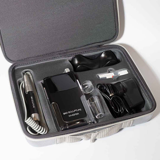 Whisper E-File Schwarz Nagelfräser & Tools Die Whisper-Technologie reduziert Vibrationen und Geräusche und verfügt über ein modernes, elegantes, tragbares Design, das leicht und einfach zu bedienen ist. Jede E-Feile von Bio Sculpture wird mit einem Kerami