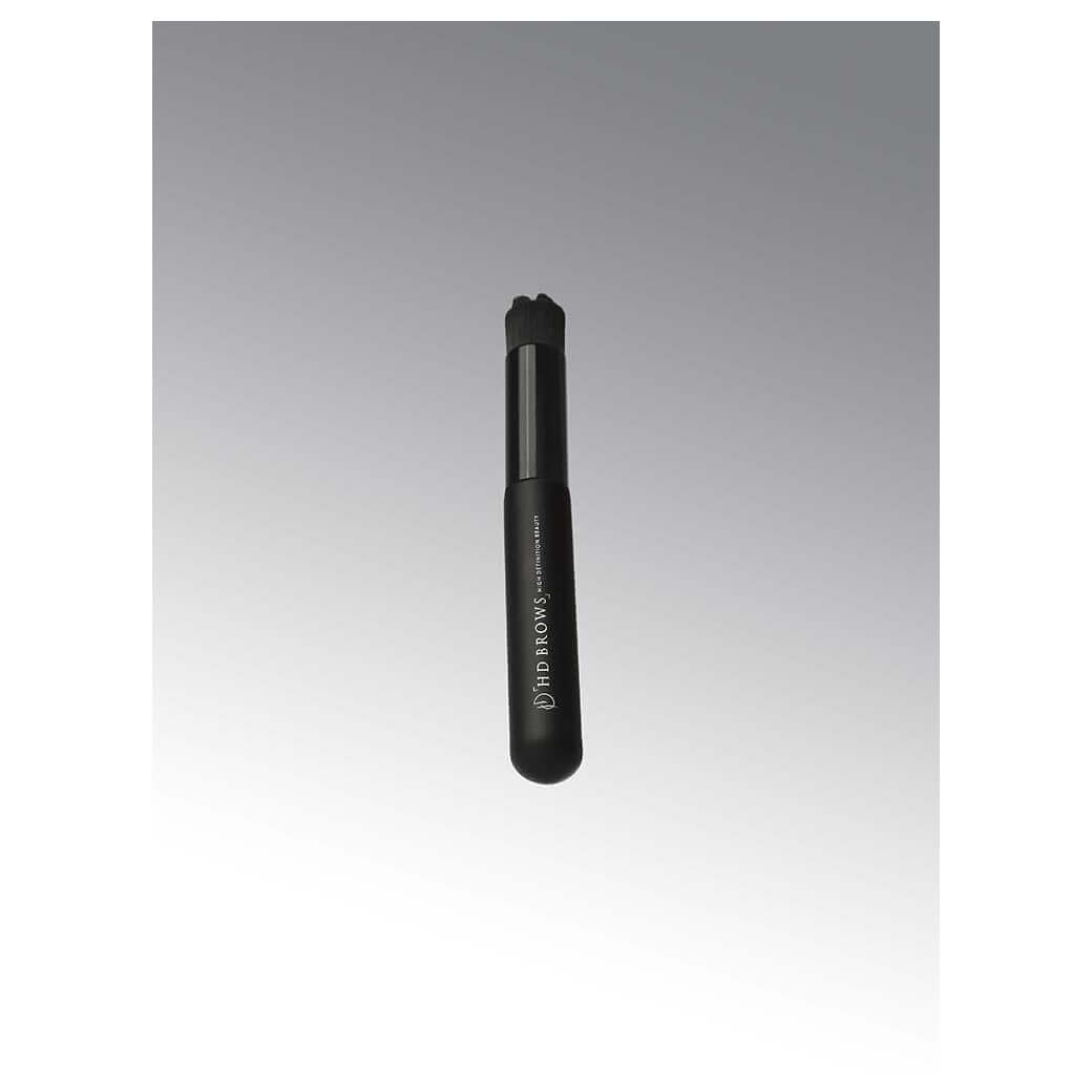 Brow Cleansing Brush HD Brows Augenbrauen-Reinigungsbürstchen Die Augenbrauen-Reinigungsbürste ist unverzichtbar für die Vorbereitung Ihrer Augenbrauenbehandlung. In Kombination mit dem HD Brows Foaming Brow Shampoo werden die Augenbrauen gründlich gerein