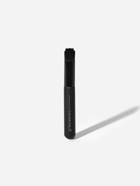 Brow Cleansing Brush HD Brows Augenbrauen-Reinigungsbürstchen Die Augenbrauen-Reinigungsbürste ist unverzichtbar für die Vorbereitung Ihrer Augenbrauenbehandlung. In Kombination mit dem HD Brows Foaming Brow Shampoo werden die Augenbrauen gründlich gerein