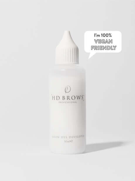 Brow Dye Developer HD Brows Augenbrauen-Farb-Entwickler Unser veganer Brow Dye Developer ist beim Färben Ihrer Behandlungen unverzichtbar und sorgt in Verbindung mit dem Brow Dye für eine langanhaltende, individuelle Farbe für alle Ihre Kunden. Warum es I