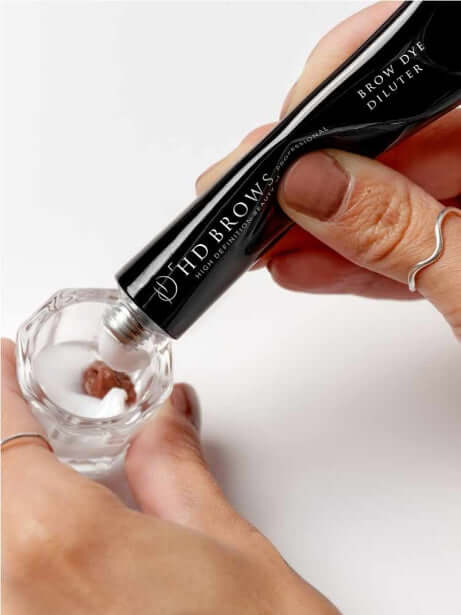 Brow Dye Diluter HD Brows Augenbrauen-Farbverdünner Erweitern Sie Ihre individuellen Färbemöglichkeiten dank des Brow Dye Diluter. Mit diesem Produkt können Sie eine Vielzahl neuer und subtilerer Farbtöne kreieren . Warum es Ihnen gefallen wird Wollten Si