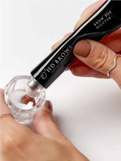 Brow Dye Diluter HD Brows Augenbrauen-Farbverdünner Erweitern Sie Ihre individuellen Färbemöglichkeiten dank des Brow Dye Diluter. Mit diesem Produkt können Sie eine Vielzahl neuer und subtilerer Farbtöne kreieren . Warum es Ihnen gefallen wird Wollten Si