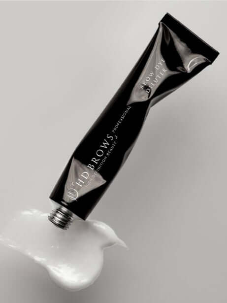 Brow Dye Diluter HD Brows Augenbrauen-Farbverdünner Erweitern Sie Ihre individuellen Färbemöglichkeiten dank des Brow Dye Diluter. Mit diesem Produkt können Sie eine Vielzahl neuer und subtilerer Farbtöne kreieren . Warum es Ihnen gefallen wird Wollten Si