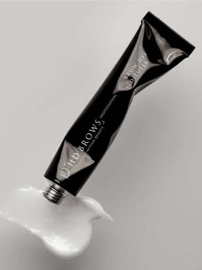 Brow Dye Diluter HD Brows Augenbrauen-Farbverdünner Erweitern Sie Ihre individuellen Färbemöglichkeiten dank des Brow Dye Diluter. Mit diesem Produkt können Sie eine Vielzahl neuer und subtilerer Farbtöne kreieren . Warum es Ihnen gefallen wird Wollten Si