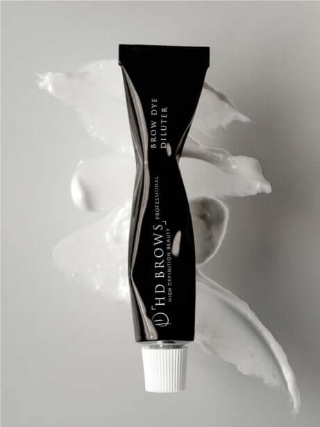 Brow Dye Diluter HD Brows Augenbrauen-Farbverdünner Erweitern Sie Ihre individuellen Färbemöglichkeiten dank des Brow Dye Diluter. Mit diesem Produkt können Sie eine Vielzahl neuer und subtilerer Farbtöne kreieren . Warum es Ihnen gefallen wird Wollten Si