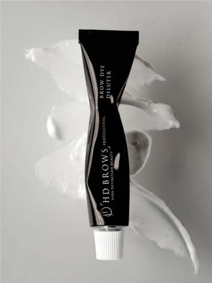Brow Dye Diluter HD Brows Augenbrauen-Farbverdünner Erweitern Sie Ihre individuellen Färbemöglichkeiten dank des Brow Dye Diluter. Mit diesem Produkt können Sie eine Vielzahl neuer und subtilerer Farbtöne kreieren . Warum es Ihnen gefallen wird Wollten Si