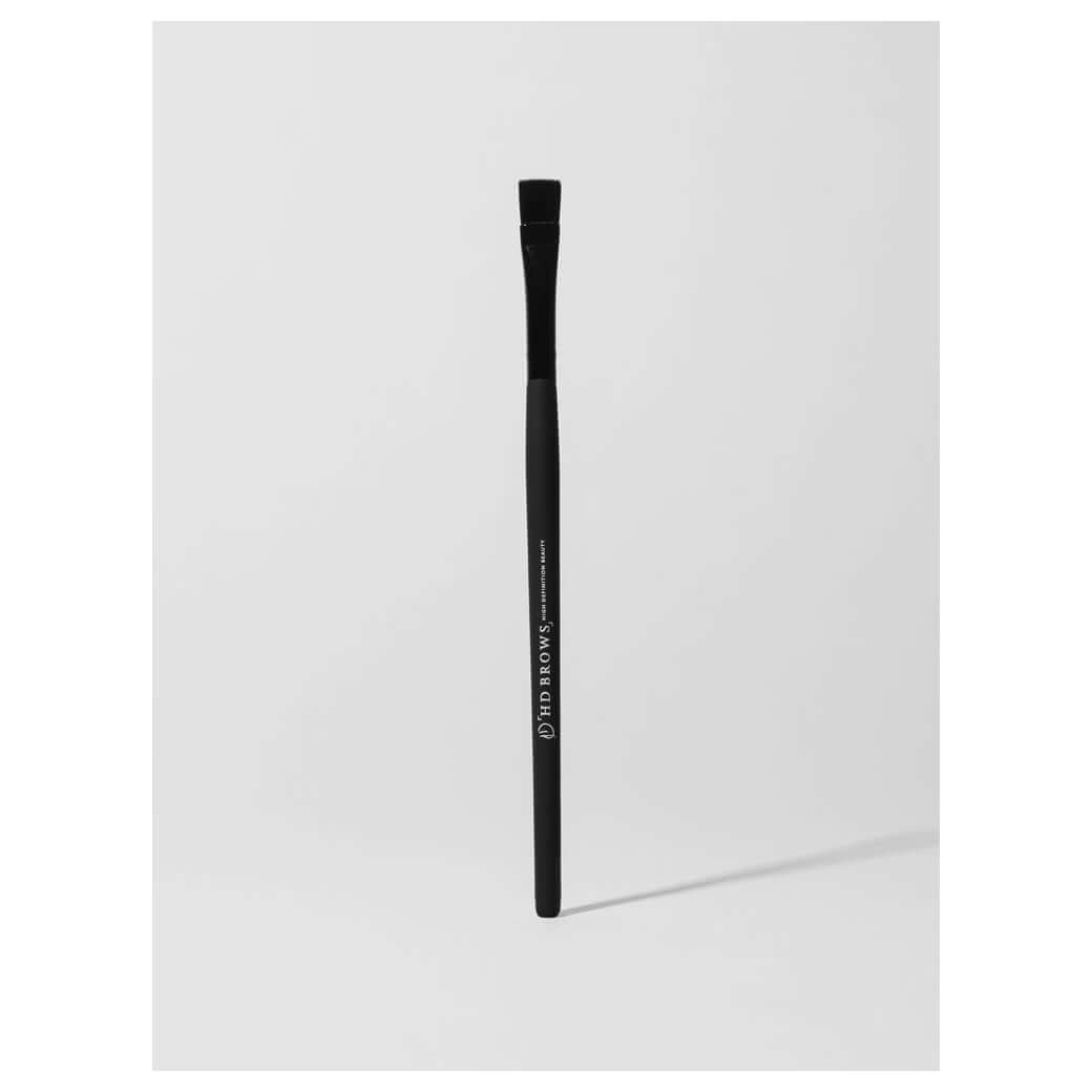 Brow Highlighter Brush HD Brows Brauen-Highlighter-Pinsel Dieser kleine und präzise Pinsel wurde zum gekonnten Verblenden von Highlightern auf dem Brauenknochen entwickelt und definiert, betont und hebt die Brauen für ein klares, sauberes Finish. Warum es