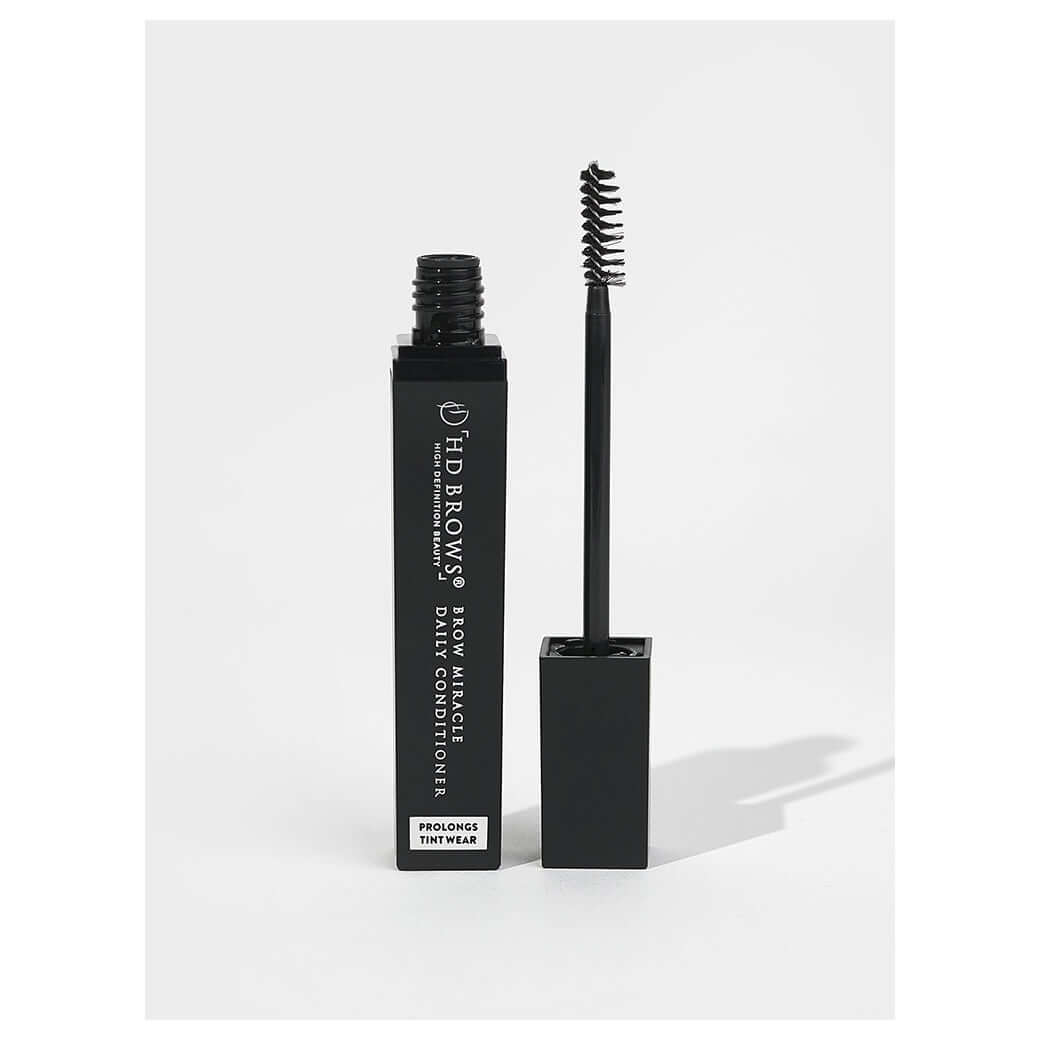 Brow Miracle Daily Conditioner HD Brows Brow Miracle Conditioner Begrüssen Sie die neue und verbesserte Version unseres meistverkauften Tint Lock Serums. Brow Miracle Daily Conditioner ist vollgepackt mit super pflegenden Wirkstoffen, die Ihre Augenbrauen