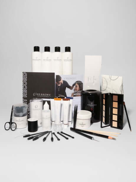 HD Brows Start Up Kit HD Brows Kit Sobald Sie Ihren HD Brows-Schulungskurs abgeschlossen haben, können Sie loslegen und mit der Verwandlung Ihrer Augenbrauen beginnen. Damit Sie Ihre Behandlungen sofort in Gang bringen können, haben wir dieses tolle Vorte