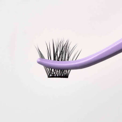 Vorgeklebte Express-Cluster-Wimpern (Volume 01) Lash Extensions Diese vorgeklebten Wimpernbüschel sind ideal für Express-Behandlungen oder den Verkauf im Salon und sorgen für einen glamourösen, voluminösen Look, der den ganzen Tag hält. 1 x Packung mit 48