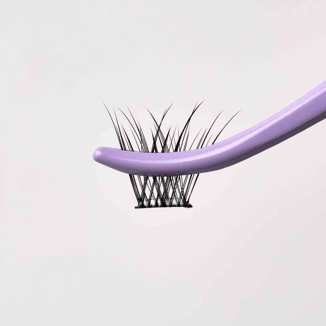 Vorgeklebte Express-Cluster-Wimpern (Wispy 01) Lash Extensions Diese vorgeklebten Wimpernbüschel sind ideal für Express-Behandlungen oder den Verkauf im Salon und sorgen für einen zarten Look, den Sie den ganzen Tag über tragen können. 1 x Packung mit 48