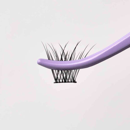 Vorgeklebte Express-Cluster-Wimpern (Wispy 01) Lash Extensions Diese vorgeklebten Wimpernbüschel sind ideal für Express-Behandlungen oder den Verkauf im Salon und sorgen für einen zarten Look, den Sie den ganzen Tag über tragen können. 1 x Packung mit 48