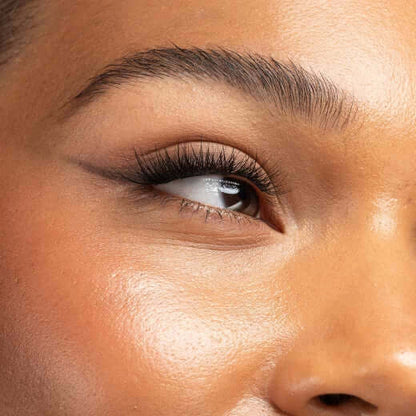 Vorgeklebte Express-Cluster-Wimpern (Wispy 01) Lash Extensions Diese vorgeklebten Wimpernbüschel sind ideal für Express-Behandlungen oder den Verkauf im Salon und sorgen für einen zarten Look, den Sie den ganzen Tag über tragen können. 1 x Packung mit 48