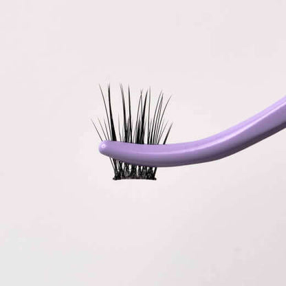 Vorgeklebte Express-Cluster-Wimpern (Nartural 01) Lash Extensions Diese vorgeklebten Wimpernbüschel sind ideal für Express-Behandlungen oder den Verkauf im Salon und sorgen für einen zarten Look, den Sie den ganzen Tag über tragen können. 1 x Packung mit