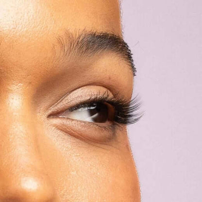 Vorgeklebte Express-Cluster-Wimpern (Volume 01) Lash Extensions Diese vorgeklebten Wimpernbüschel sind ideal für Express-Behandlungen oder den Verkauf im Salon und sorgen für einen glamourösen, voluminösen Look, der den ganzen Tag hält. 1 x Packung mit 48