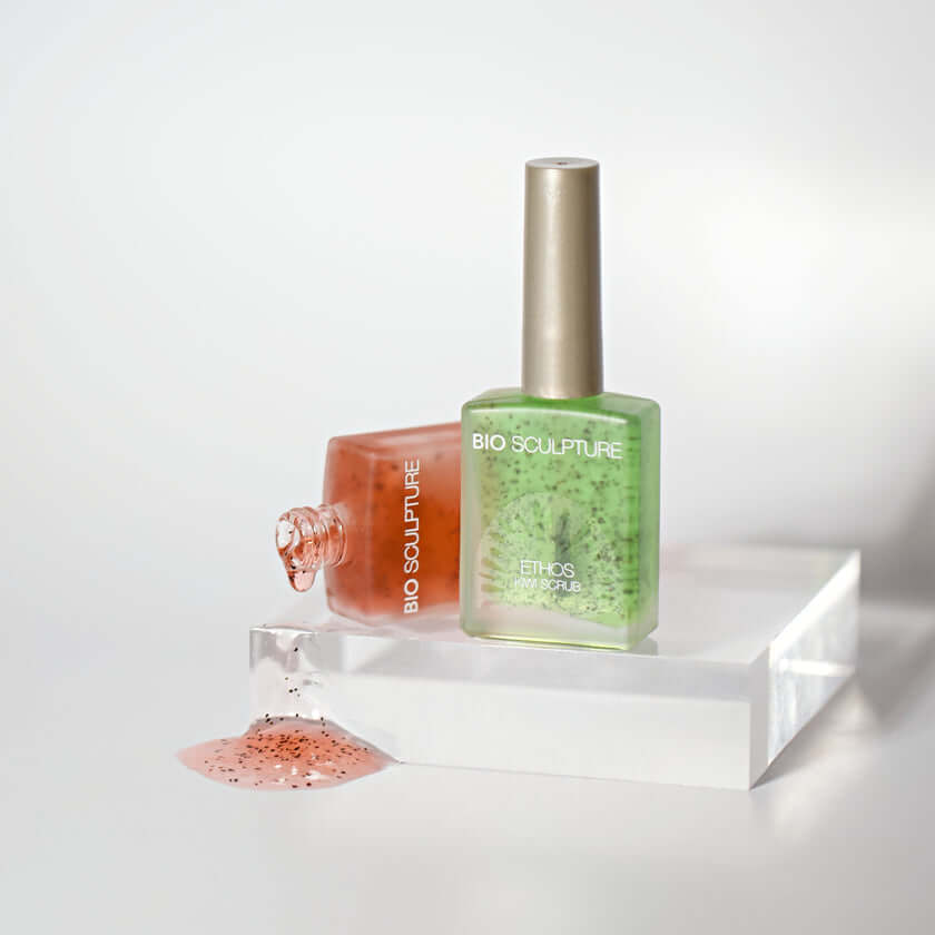 0318 Kiwi Scrub - ETHOS ETHOS ETHOS Kiwi Scrub Ein spezielles Peeling mit Kiwi-Aroma, das bei der Entfernung von abgestorbenen Nagelzellen unterstützt. Versorgt die Nägel mit Feuchtigkeit und wirkt rehydrierend. Für alle Nageltypen geeignet während der Na