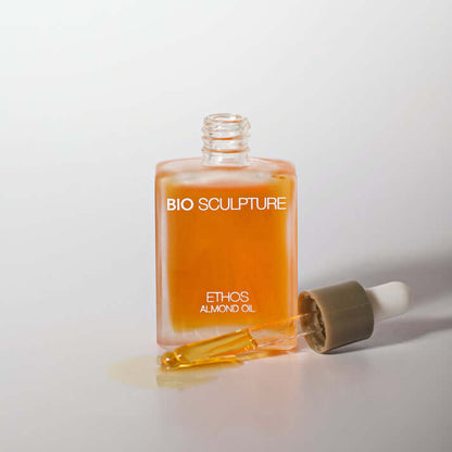 0302 Almond Oil - ETHOS ETHOS ETHOS ALMOND OIL ist ein hochwertiges Pflegeöl mit Mandel-Extrakt, das eine ideale Wirkung bei der Behandlung trockener Nägel und Nagelhaut erzielt. Und ebenso ideal lässt sich ETHOS ALMOND OIL im Salon zur Gesunderhaltung de