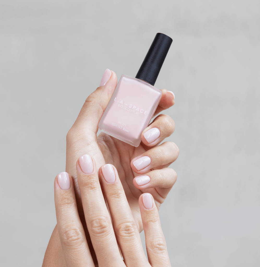 0325 Ghost Rose - GEMIN GEMINI auf Vorbestellung GEMINI NagellackErzielen Sie mit diesem vielseitigen Farbton das perfekte milchige Pink. Ghost Rose ist Teil der Bio Sculpture x LA- Space-Kollektion und eignet sich ideal als Basis für eine makellose Frenc