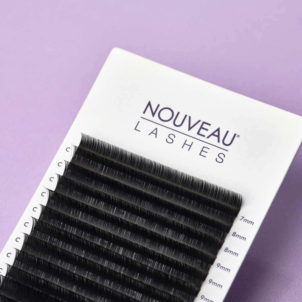 NEW Lashes Extensions mixed size Box 20 Reihen MATT Lash Extensions Diese Volumen-Wimpernverlängerungen sind perfekt für Ihre Global Volume-Behandlungen oder andere Volumen-Wimperntechniken, da sie unglaublich einfach aufzufächern sind. Die tiefschwarze F