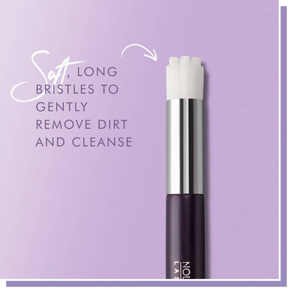 Lash & Lid Cleansing Brush Instrumente & Zubehör Verwenden Sie diese clevere Reinigungsbürste mit Ihrem Lash & Lid Foaming Cleanser, um die Wimpern und den Augenliderbereich gründlich zu reinigen. Es ist die perfekte Ergänzung zum Lash & Lid Foaming Clean