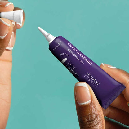 LVL CeraLash Bonding Gel (STEP 1) LVL Cera Das LVL CeraLashBond Bonding Gel ist ein Wimpernlift-Klebstoff mit starkem Halt, der die Wimpern an den Schildern befestigt. Die schnell trocknende Formel hilft, Zeitverschwendung bei Ihren LVL-Behandlungen zu ve